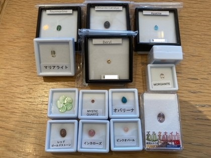 座る, テーブル, 木製, グループ が含まれている画像
自動的に生成された説明