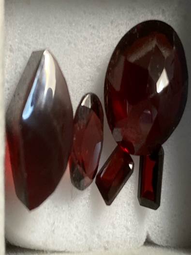 屋内, 座る, 食品, テーブル が含まれている画像
自動的に生成された説明