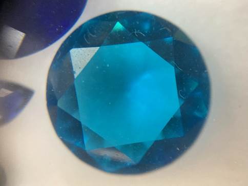 座る, テーブル, ガラス, ブルー が含まれている画像
自動的に生成された説明