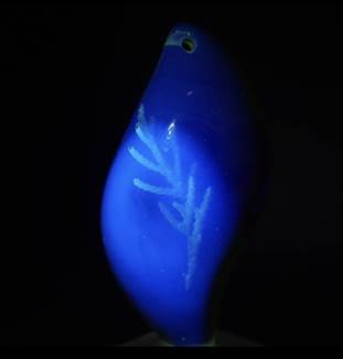 紫の光のcg
中程度の精度で自動的に生成された説明